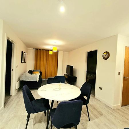 Exquisite Cosy 2-Bed Apartment In Salford مانشستر المظهر الخارجي الصورة