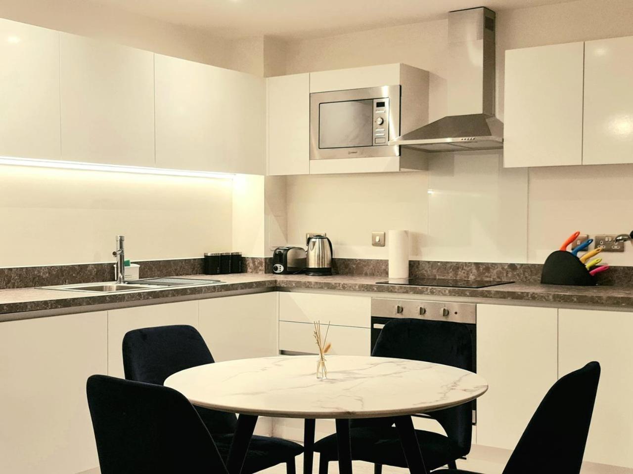 Exquisite Cosy 2-Bed Apartment In Salford مانشستر المظهر الخارجي الصورة